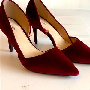 Never worn burgundy pumps